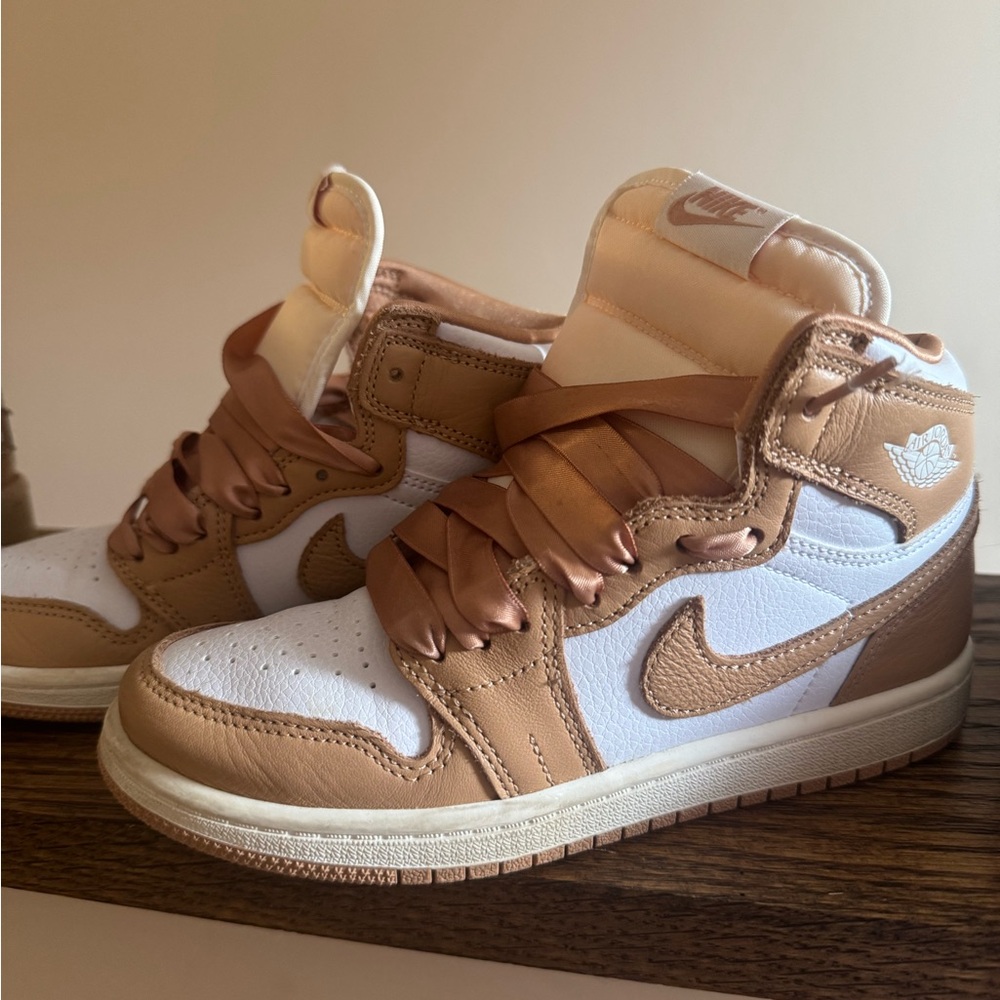 Nike Air Jordan High-Tops in White and rose gold